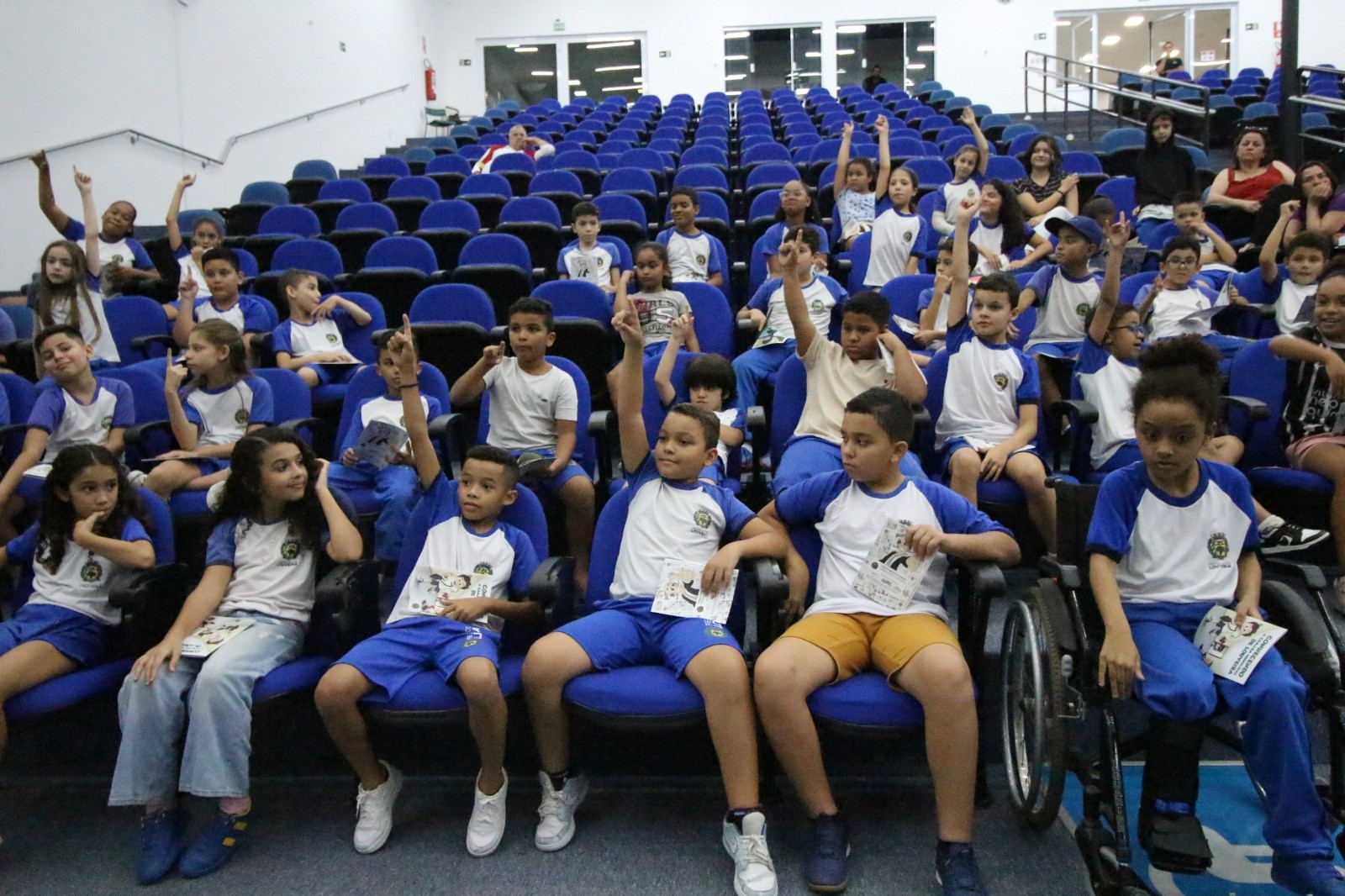 Alunos da EMEB José Odair Montelatto visitam a Câmara