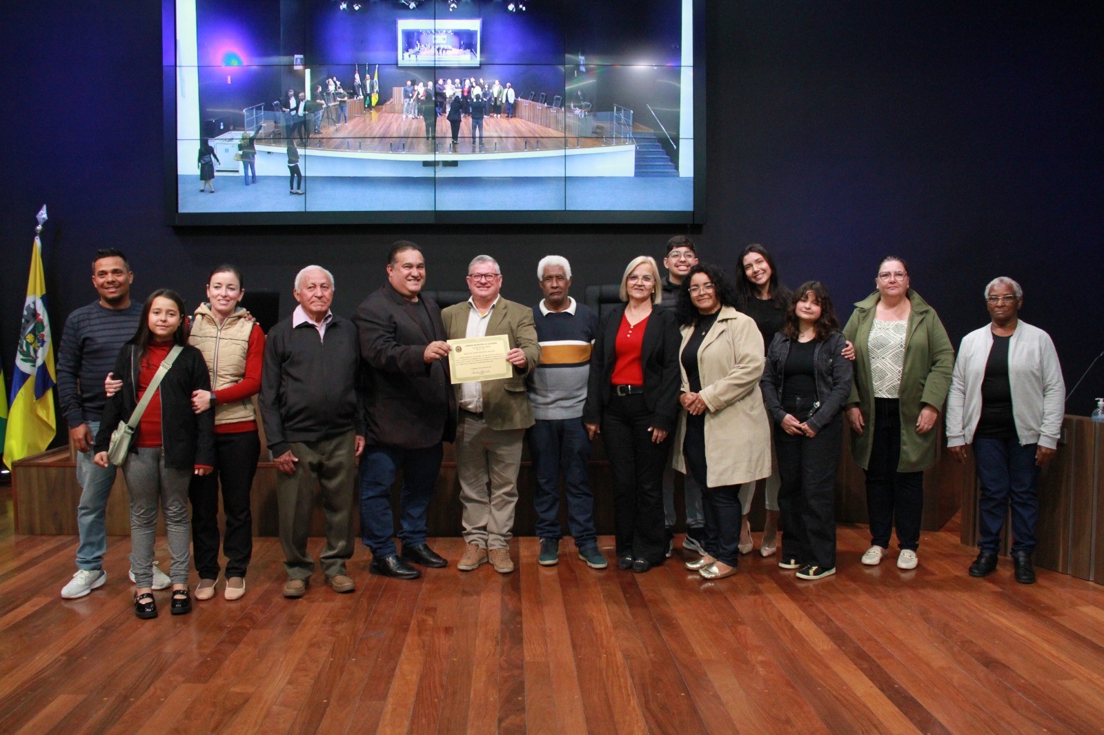 Pastor lança 1º livro e é homenageado na Câmara