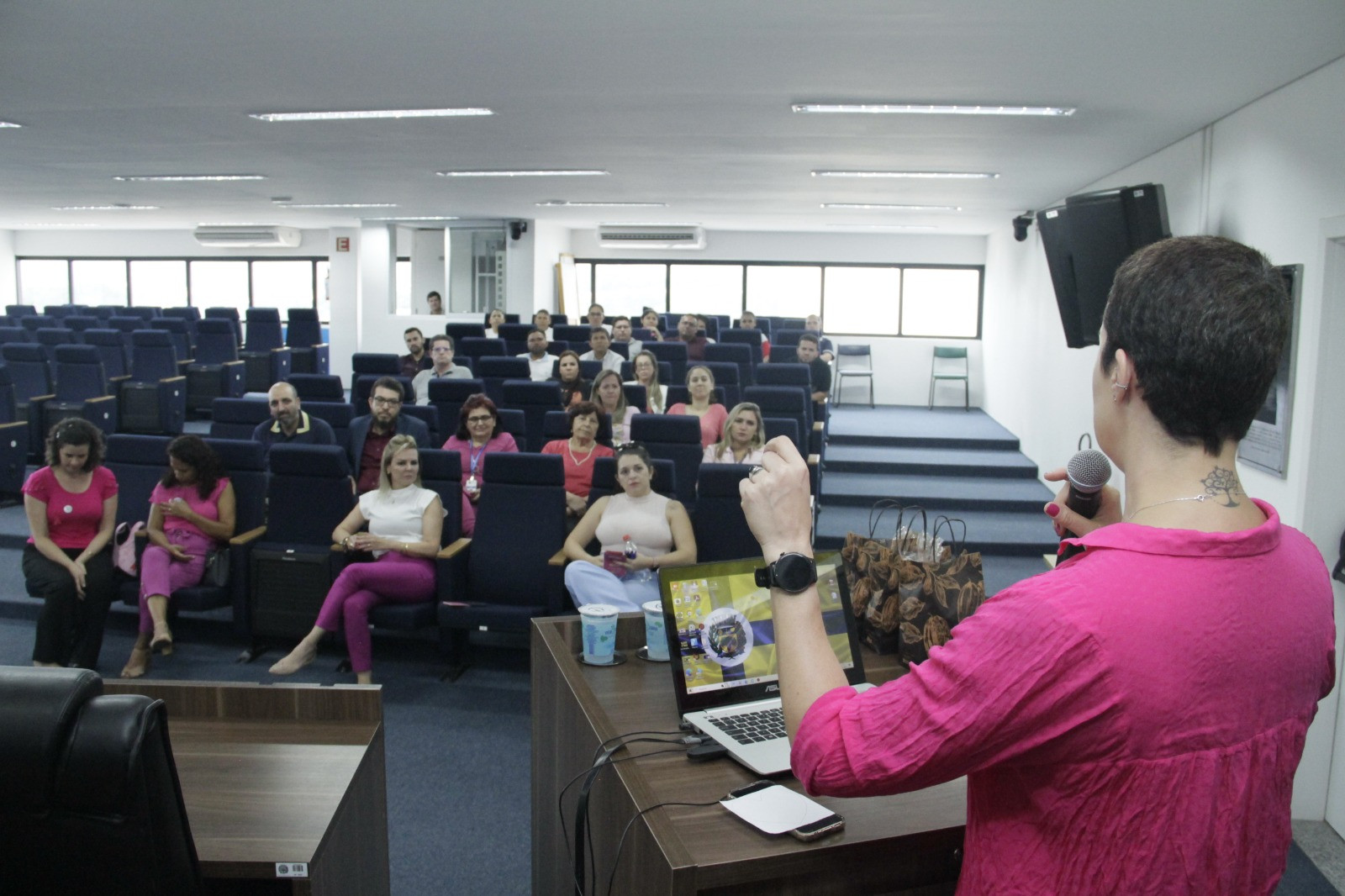 Câmara de Louveira destaca palestra sobre a campanha "Outubro Rosa"