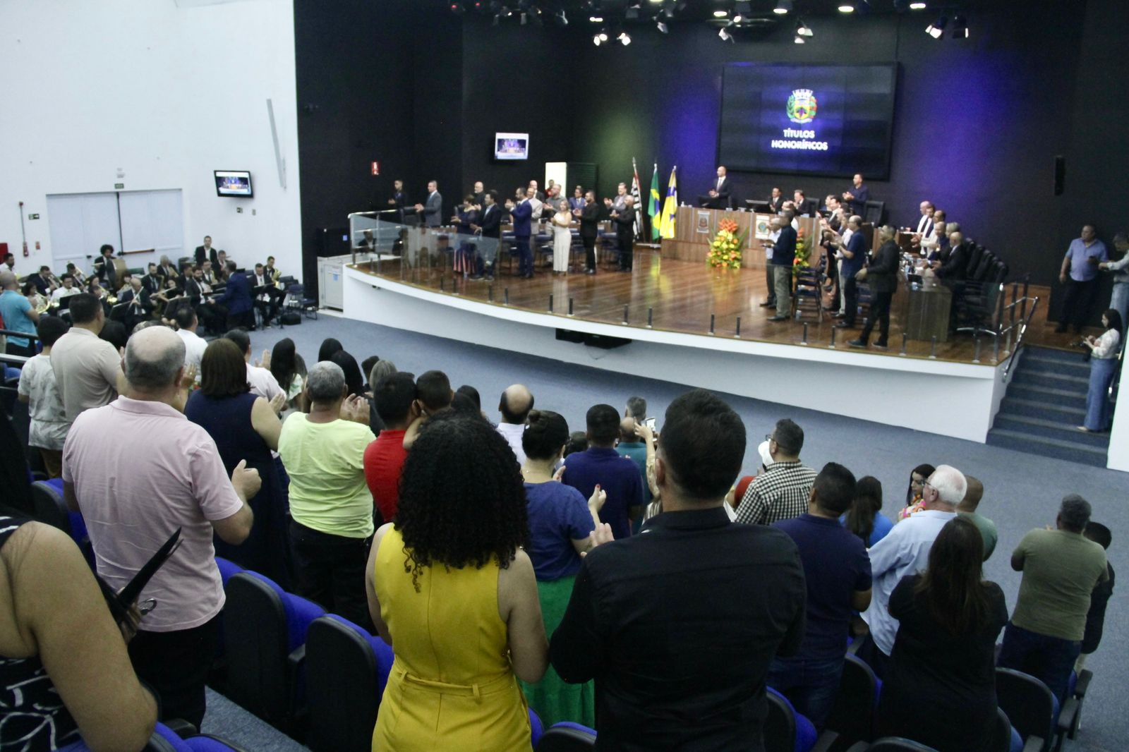 Câmara de Louveira entrega honrarias a personalidades em sessão solene