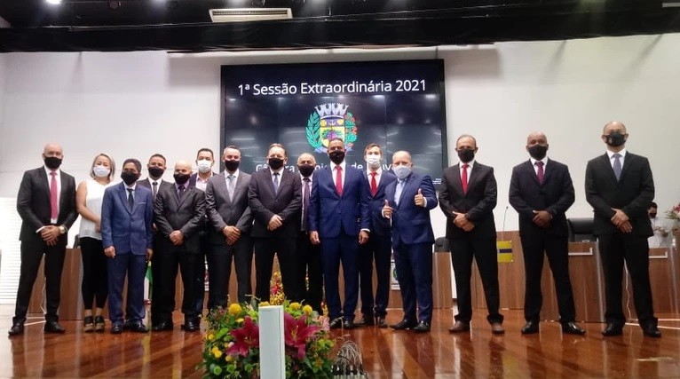 Eleitos tomam posse. Marquinhos do Leite é eleito presidente da Câmara